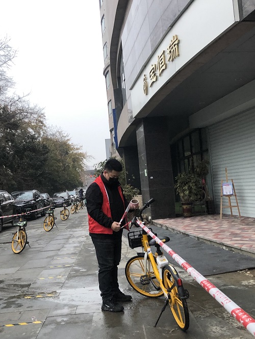 防疫一線，歐亞展覽那一抹“志愿紅”